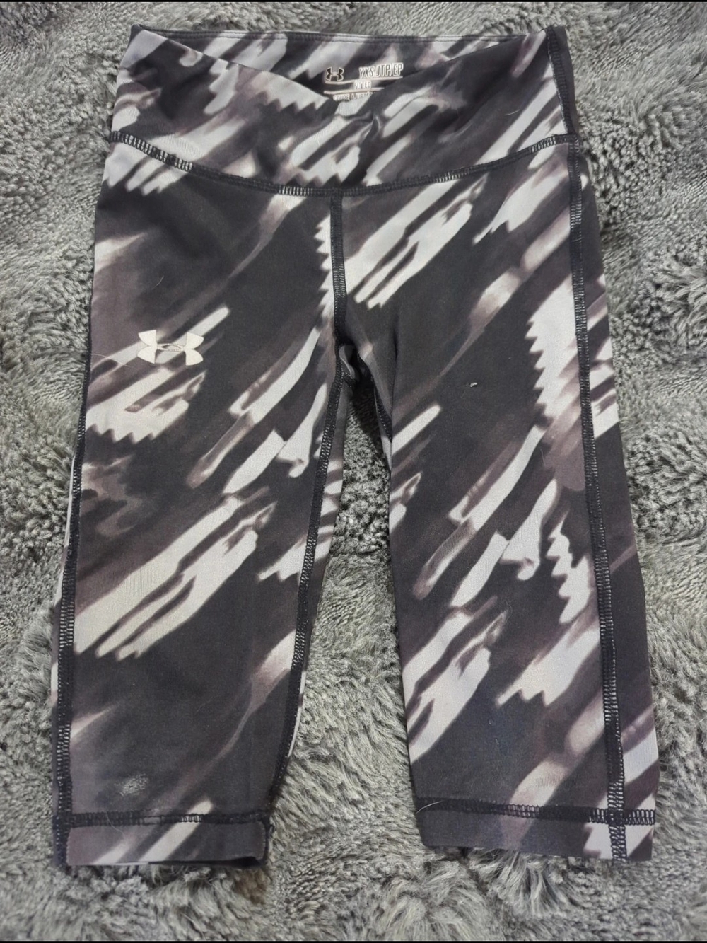 Under Armour Black & Gray Abstract Crop Leggings - Girls